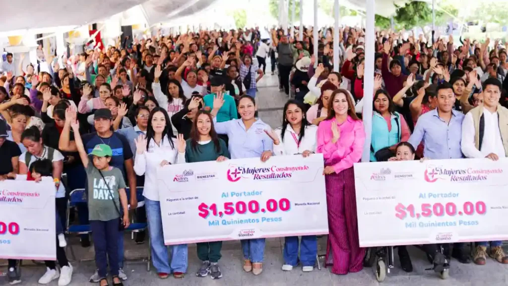 Entrega Lupita Cuautle apoyos económicos y capacitación a mujeres emprendedoras