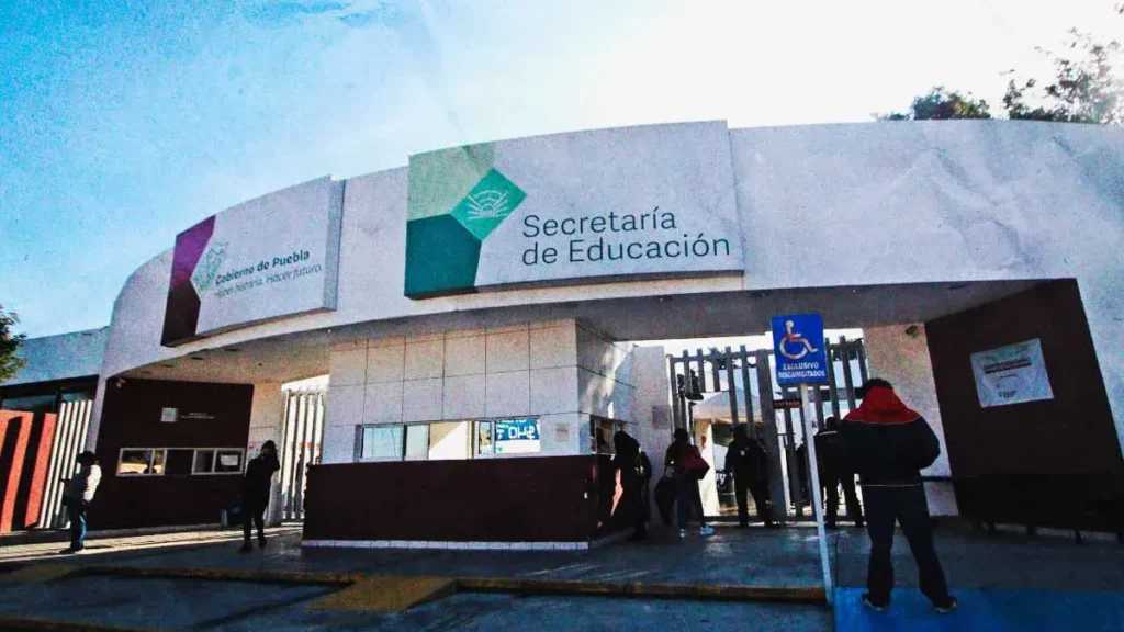 Vinculan a proceso a exfuncionario de la SEP Puebla por abuso de autoridad contra periodista