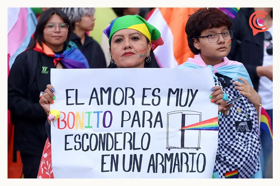 Multitudinaria marcha LGBT+ 2025 en Puebla rinde homenaje al magistrade Ociel Baena
