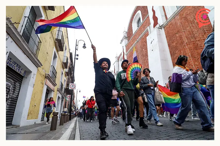Multitudinaria marcha LGBT+ 2025 en Puebla rinde homenaje al magistrade Ociel Baena