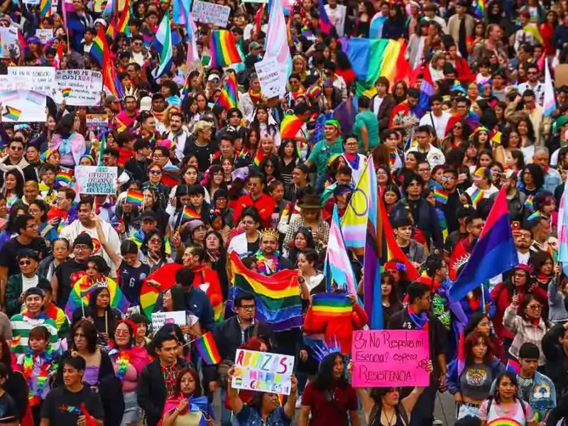 Multitudinaria marcha LGBT+ 2025 en Puebla rinde homenaje al magistrade Ociel Baena