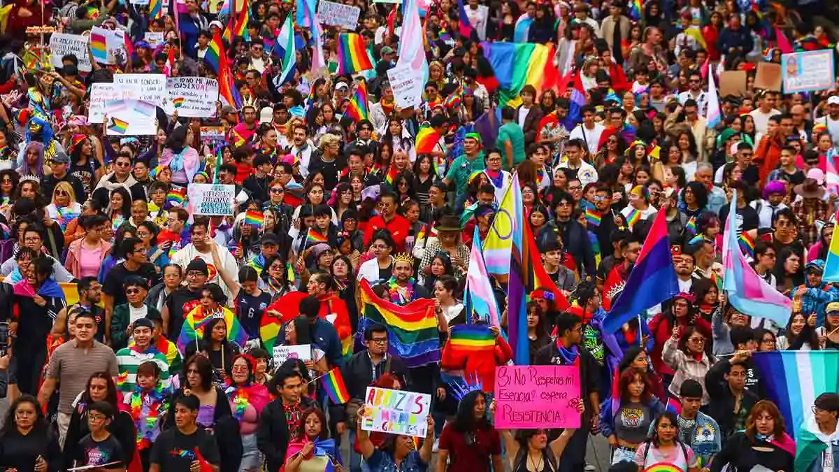 Multitudinaria marcha LGBT+ 2025 en Puebla rinde homenaje al magistrade Ociel Baena