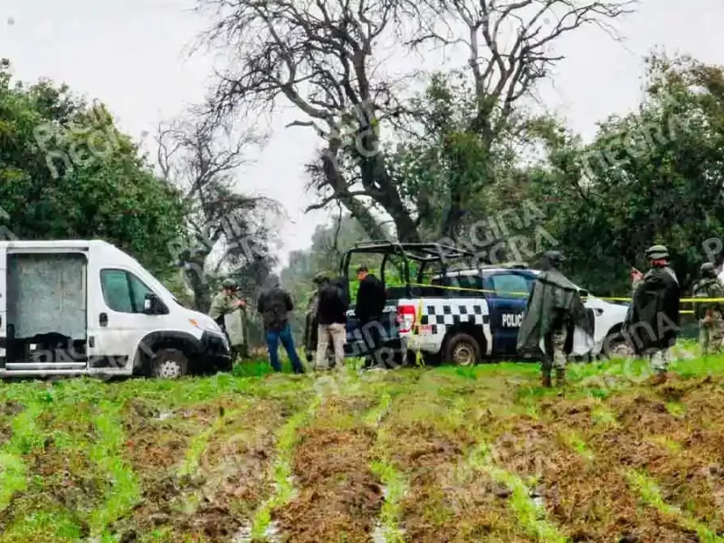 Abandonan auto robado y tres cuerpos en terrenos de cultivo en Coronango, Puebla