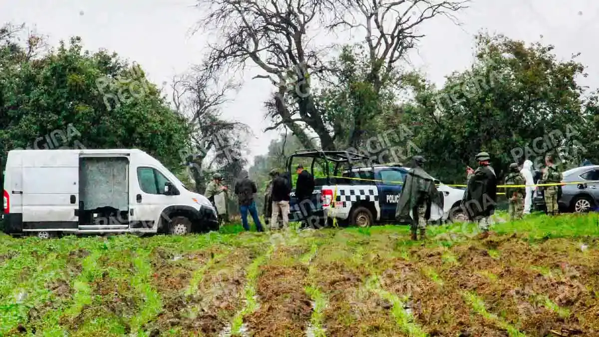 Abandonan auto robado y tres cuerpos en terrenos de cultivo en Coronango, Puebla