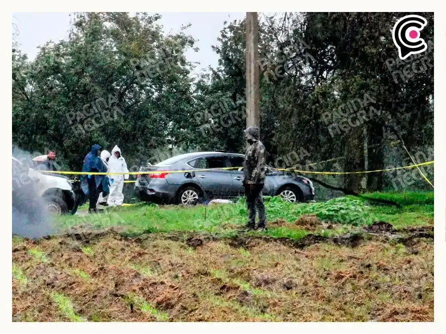 Abandonan auto robado y tres cuerpos en terrenos de cultivo en Coronango, Puebla