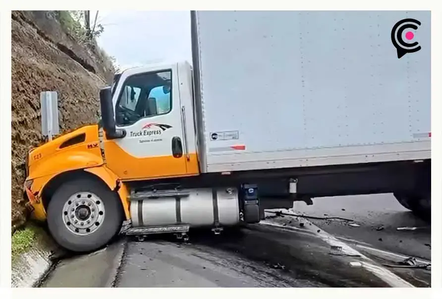 Mueren cinco personas tras choque frontal en carretera de Atlixco