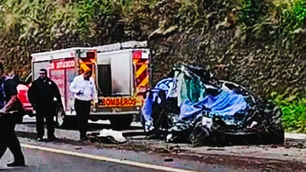 Mueren cinco personas tras choque frontal en carretera de Atlixco