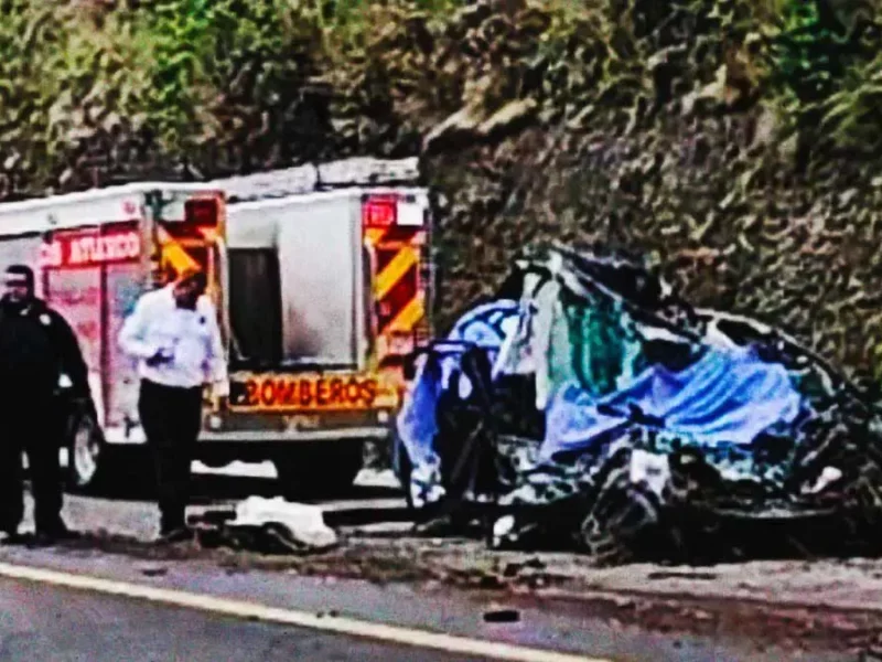 Mueren cinco personas tras choque frontal en carretera de Atlixco
