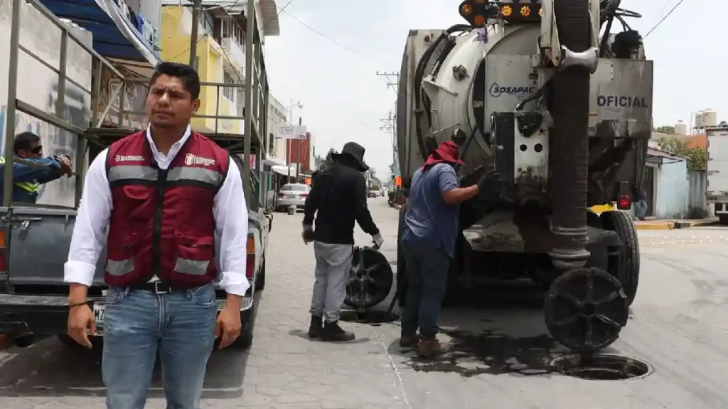 Omar Muñoz supervisa labores de desazolve previas al inicio de la Feria de Cuautlancingo