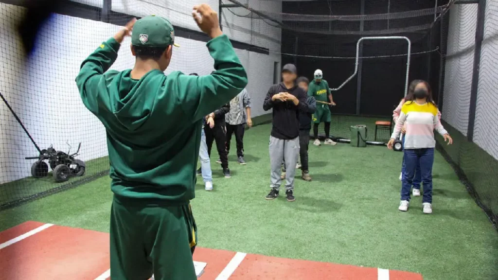 Realizan IMDP, SMDIF y Pericos de Puebla clínica deportiva para niñas y niños del Centro de Día