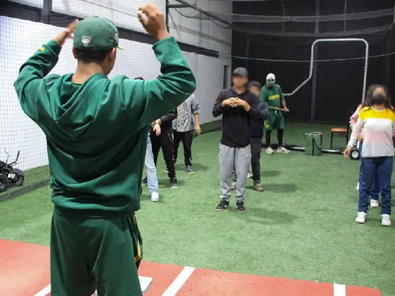 Realizan IMDP, SMDIF y Pericos de Puebla clínica deportiva para niñas y niños del Centro de Día