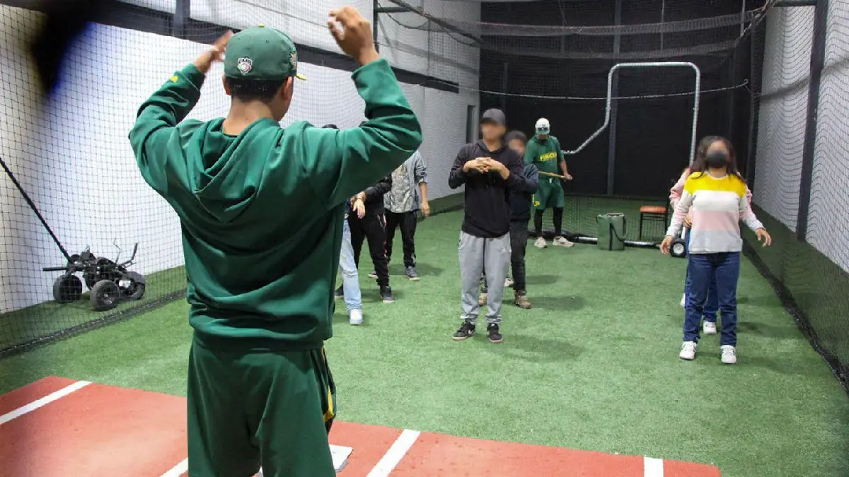 Realizan IMDP, SMDIF y Pericos de Puebla clínica deportiva para niñas y niños del Centro de Día