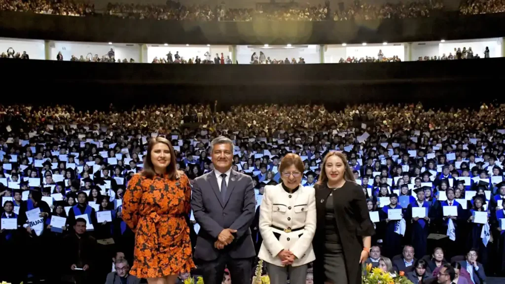 Preside Rectora Lilia Cedillo graduación de egresados de las preparatorias del Complejo Regional Centro y de la Lázaro Cárdenas