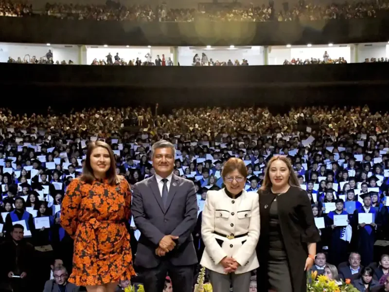 Preside Rectora Lilia Cedillo graduación de egresados de las preparatorias del Complejo Regional Centro y de la Lázaro Cárdenas