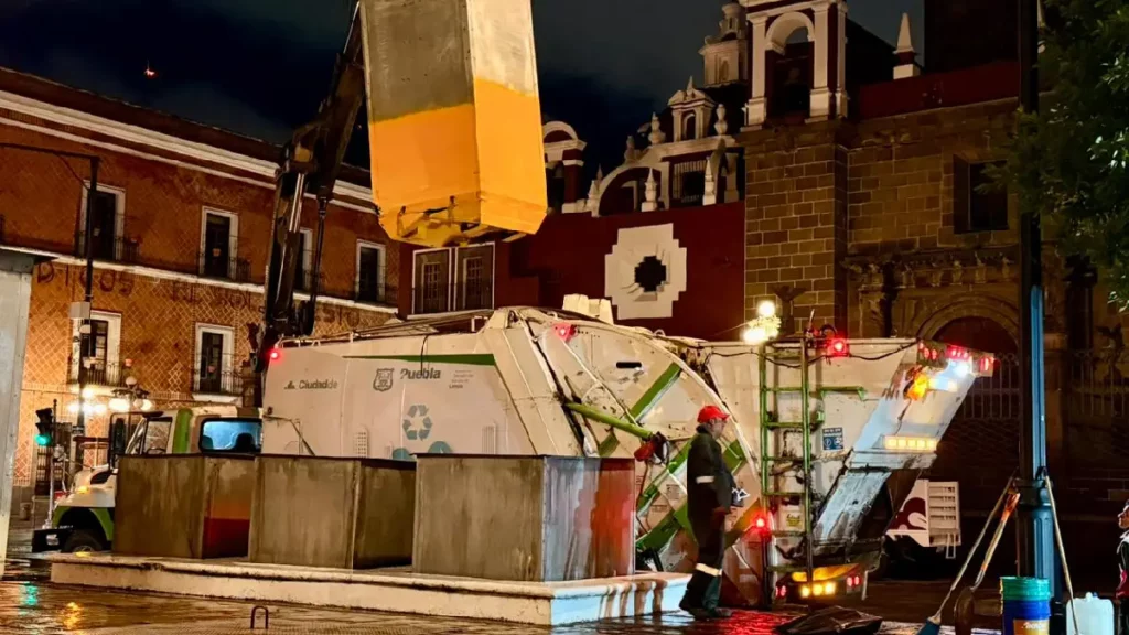Realiza OOSL segunda intervención de limpieza en contenedores soterrados del Zócalo de Puebla