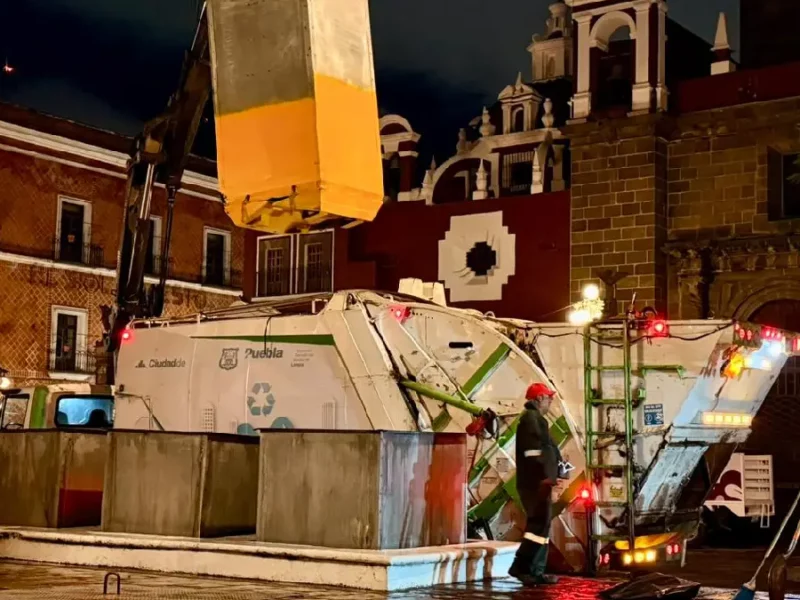 Realiza OOSL segunda intervención de limpieza en contenedores soterrados del Zócalo de Puebla