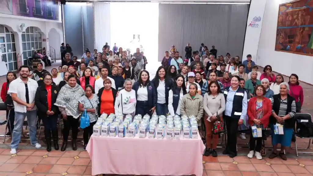 Impulsa Lupita Cuautle el autocuidado con entrega de kits de salud