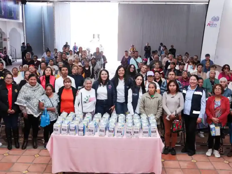 Impulsa Lupita Cuautle el autocuidado con entrega de kits de salud