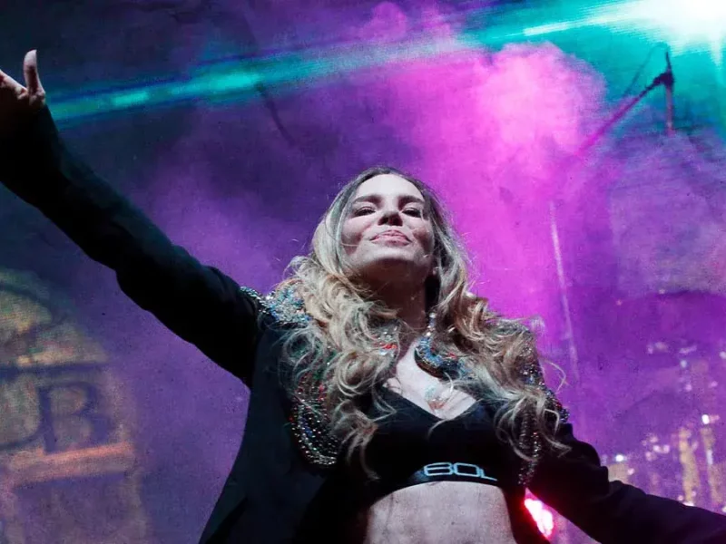 Belinda tapiza Puebla con espectaculares de "Indómita"