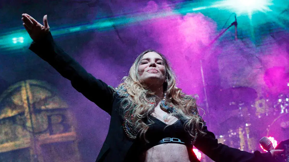 Belinda tapiza Puebla con espectaculares de "Indómita"