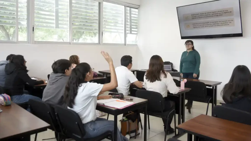 Reconoce BUAP el trabajo y compromiso de las y los docentes hora clase