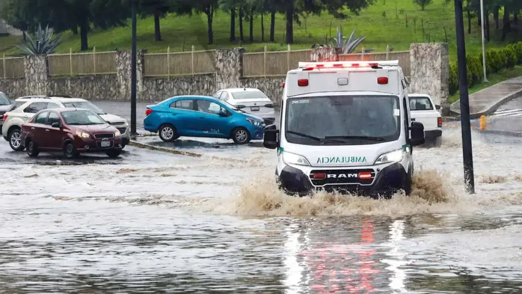 Lluvia provoca caos, inundaciones y el desbordamiento del Río Atoyac en Puebla