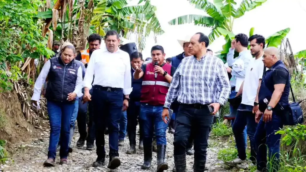 Alejandro Armenta se compromete a terminar la construcción de puente en Francisco Z Mena, Puebla