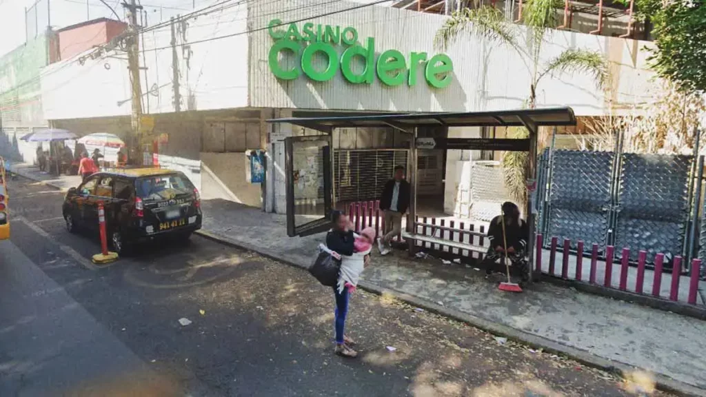 Delincuentes intentan robar casino de Plaza Dorada, Puebla; asaltan a guardia