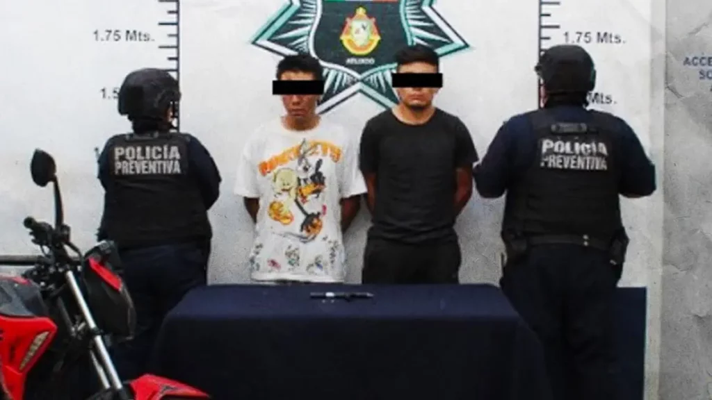 Policía de Atlixco recupera motocicleta robada y detiene a dos hombres armados