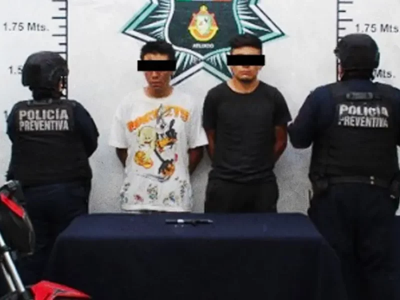 Policía de Atlixco recupera motocicleta robada y detiene a dos hombres armados