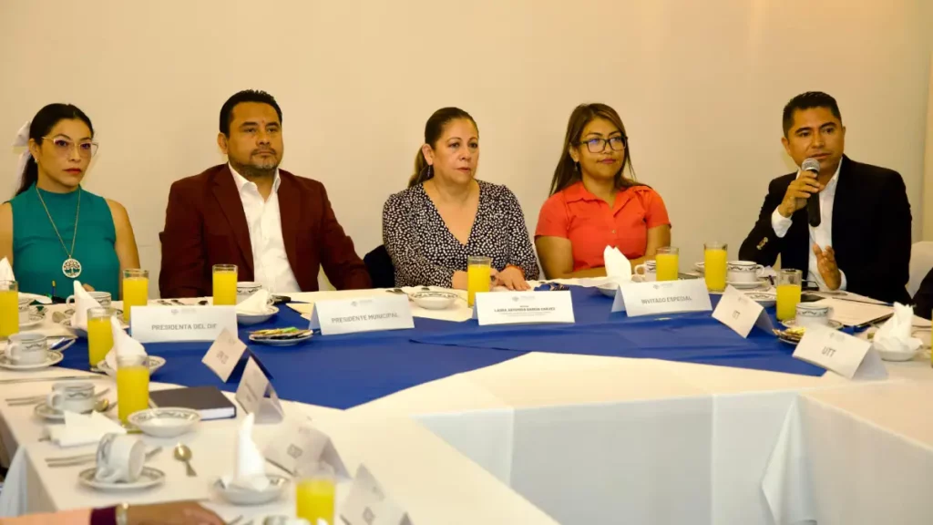 Sostiene Laura Artemisa encuentro con representantes de instituciones de educación superior en Tehuacán