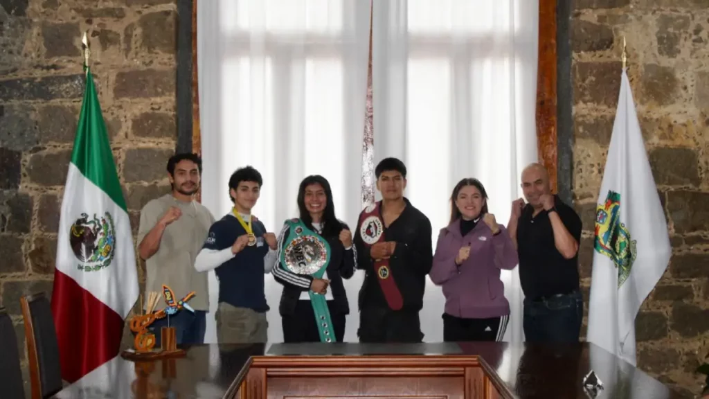 Bety Sánchez y “La Bonita” entregan reconocimiento a joven zacateco campeón de Torneo De Barrios