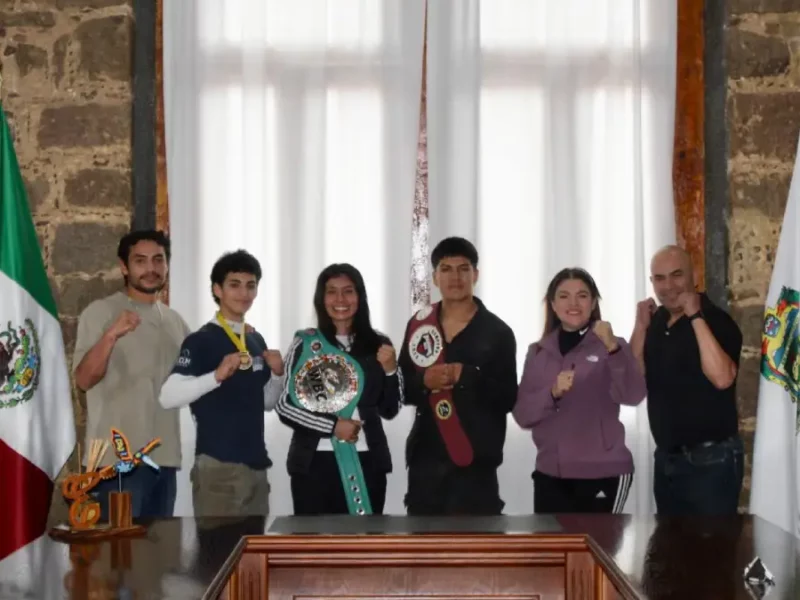 Bety Sánchez y “La Bonita” entregan reconocimiento a joven zacateco campeón de Torneo De Barrios