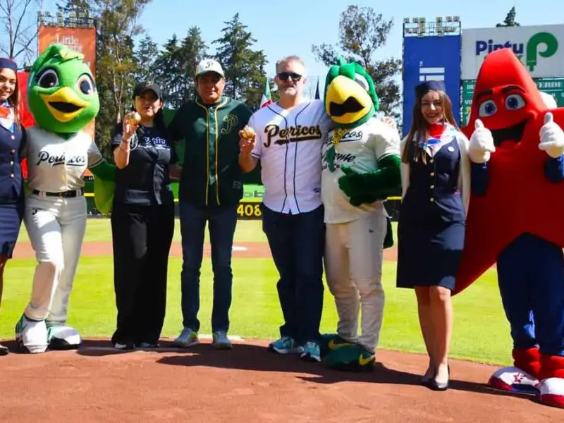 Directivos de Estrella Roja lanzan bola doble en partido entre Pericos vs Guerreros 