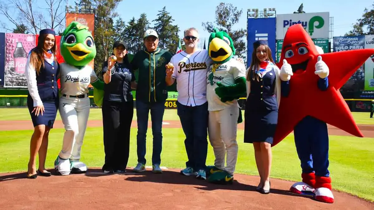 Directivos de Estrella Roja lanzan bola doble en partido entre Pericos vs Guerreros 
