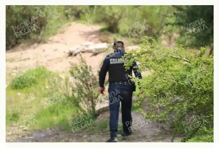 Encuentran el cuerpo de un hombre con impacto de bala en una barranca de Zacachimalpa, Puebla