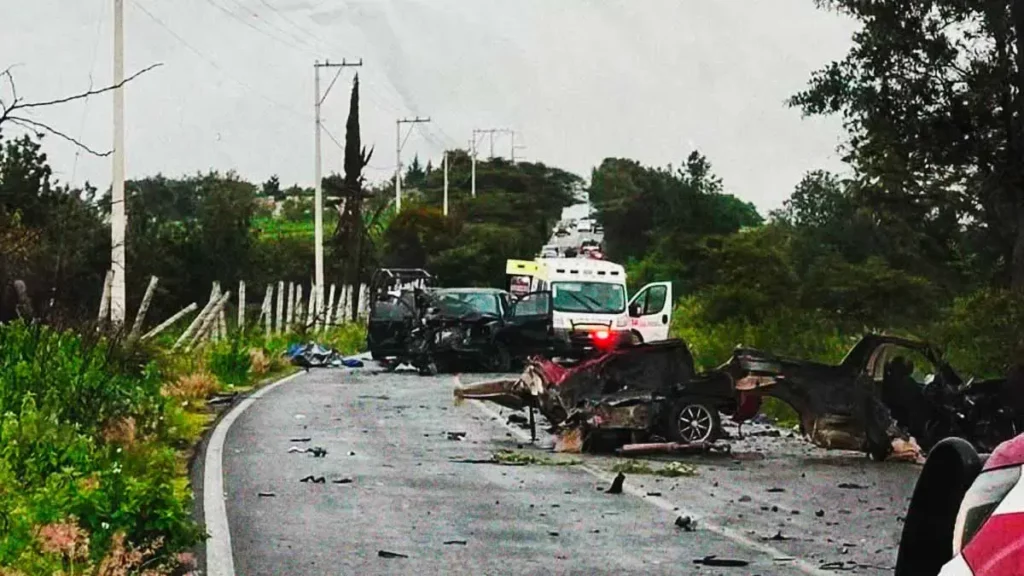 Choque frontal causó la muerte de seis personas y tres heridos entre Nealtican y San Nicolás de Los Ranchos, Puebla