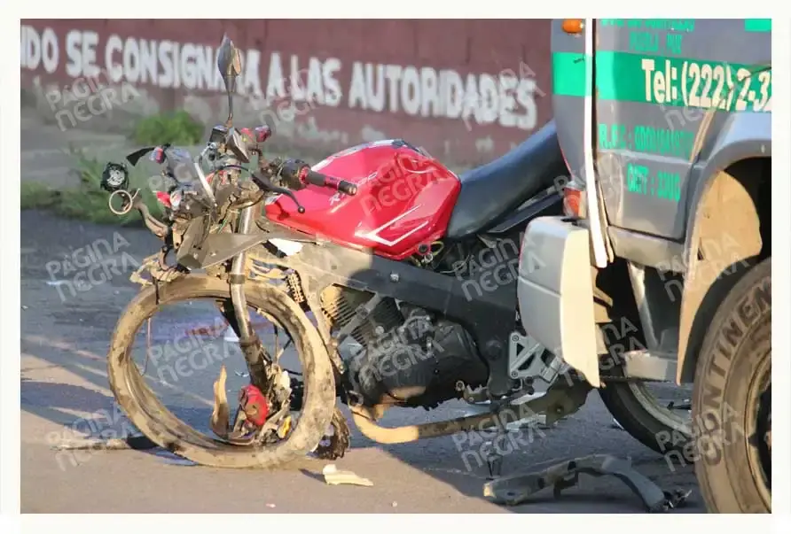 Motociclista murió tras chocar contra poste en Bosques de San Sebastián, Puebla 