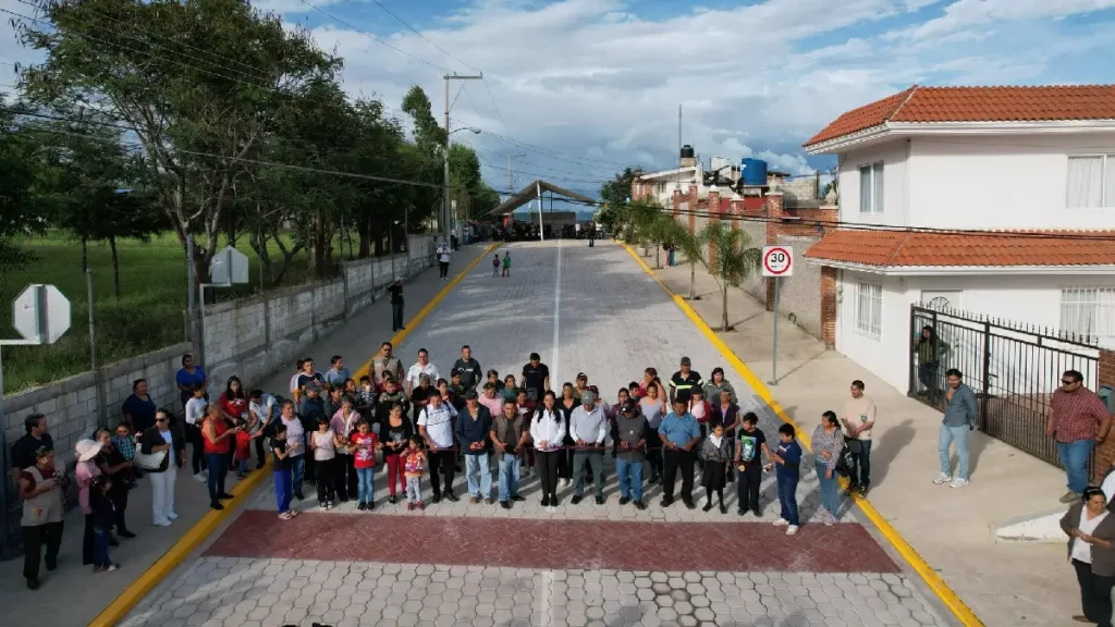 Ariadna Ayala, presidenta de Atlixco, dignifica camino escolar y vecinal en Lomas de Axocopan, una obra con sentido social