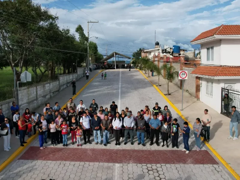 Ariadna Ayala, presidenta de Atlixco, dignifica camino escolar y vecinal en Lomas de Axocopan, una obra con sentido social