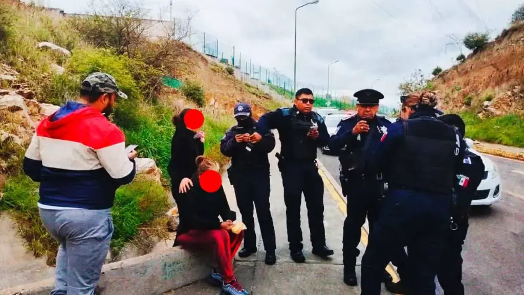 Motociclistas asaltan con violencia a personas que esperaban el transporte público en Bosques de Chapultepec, Puebla