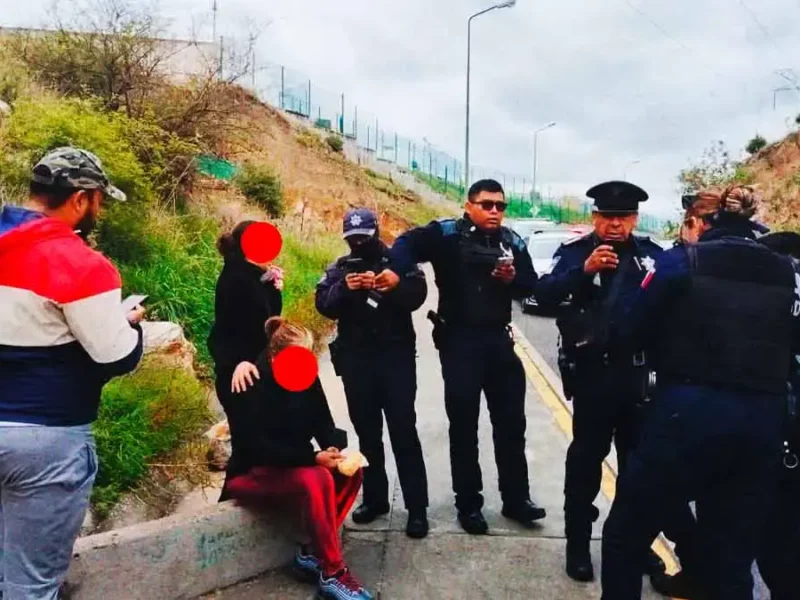 Motociclistas asaltan con violencia a personas que esperaban el transporte público en Bosques de Chapultepec, Puebla
