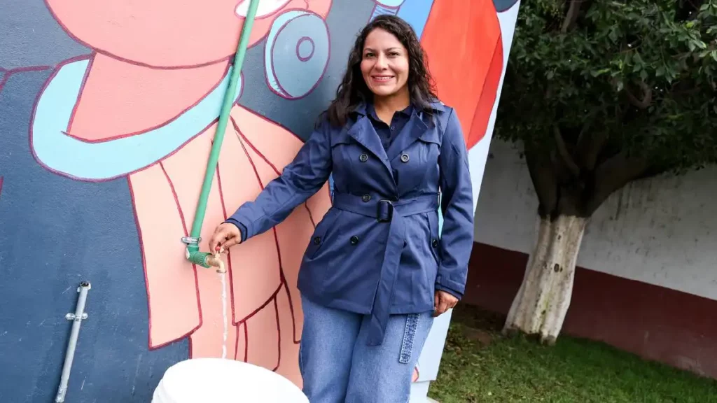 Entrega Lupita Cuautle sistema de captación pluvial a primaria en San Andrés Cholula