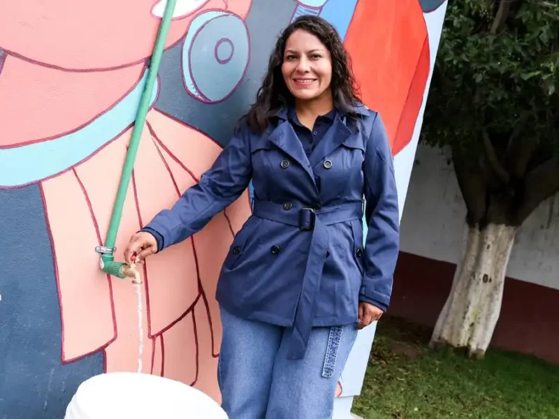 Entrega Lupita Cuautle sistema de captación pluvial a primaria en San Andrés Cholula