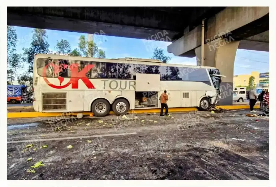 Autobús provocó choque y volcadura de camioneta en autopista México-Puebla; accidente dejó decenas de lesionados