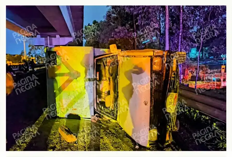 Autobús provocó choque y volcadura de camioneta en autopista México-Puebla; accidente dejó decenas de lesionados