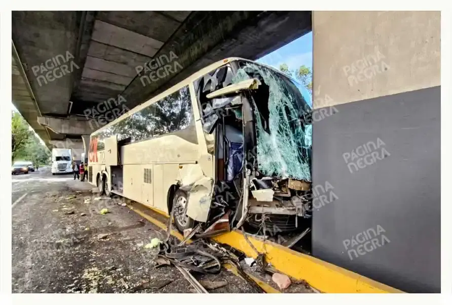 Autobús provocó choque y volcadura de camioneta en autopista México-Puebla; accidente dejó decenas de lesionados