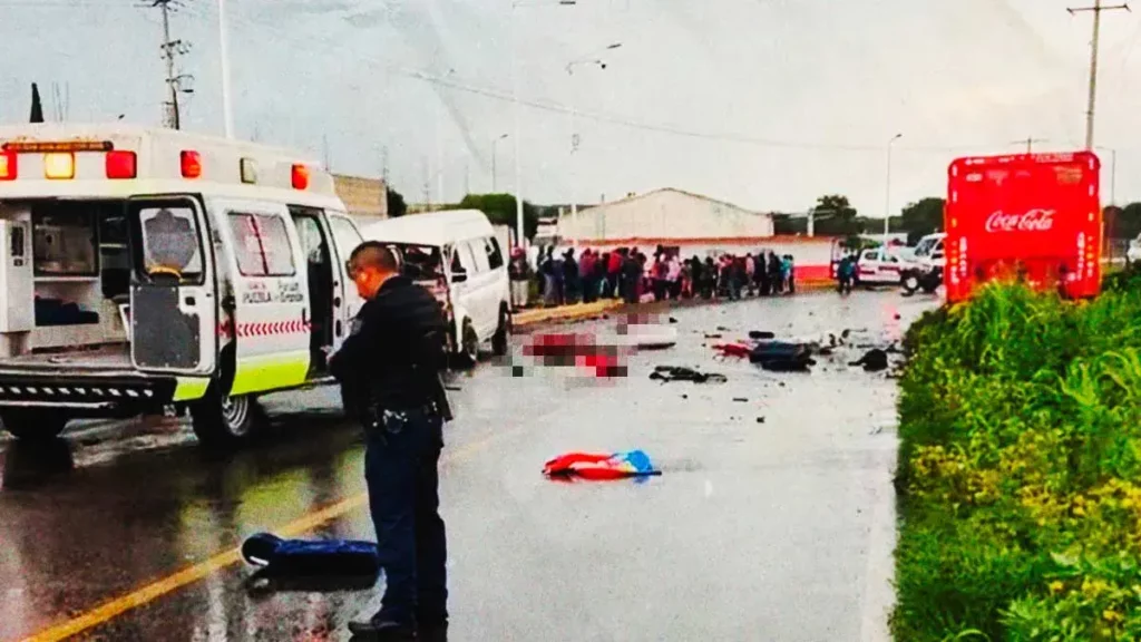 Choque entre camión de Coca-Cola y camioneta deja cuatro personas muertas en Puebla