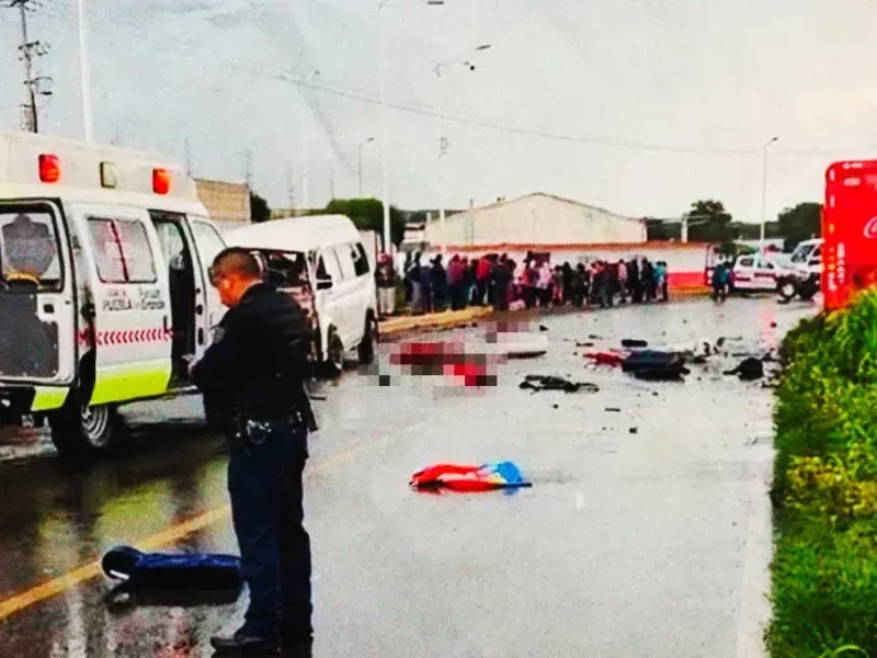 Choque entre camión de Coca-Cola y camioneta deja cuatro personas muertas en Puebla