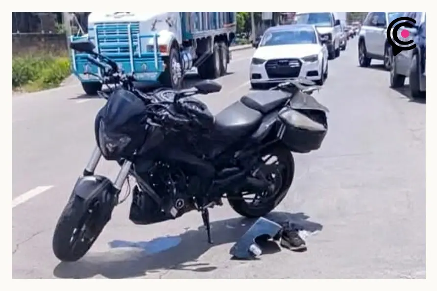 Motociclista sufrió amputación parcial de un pie y fracturas tras choque Cholula; conductor responsable huyó